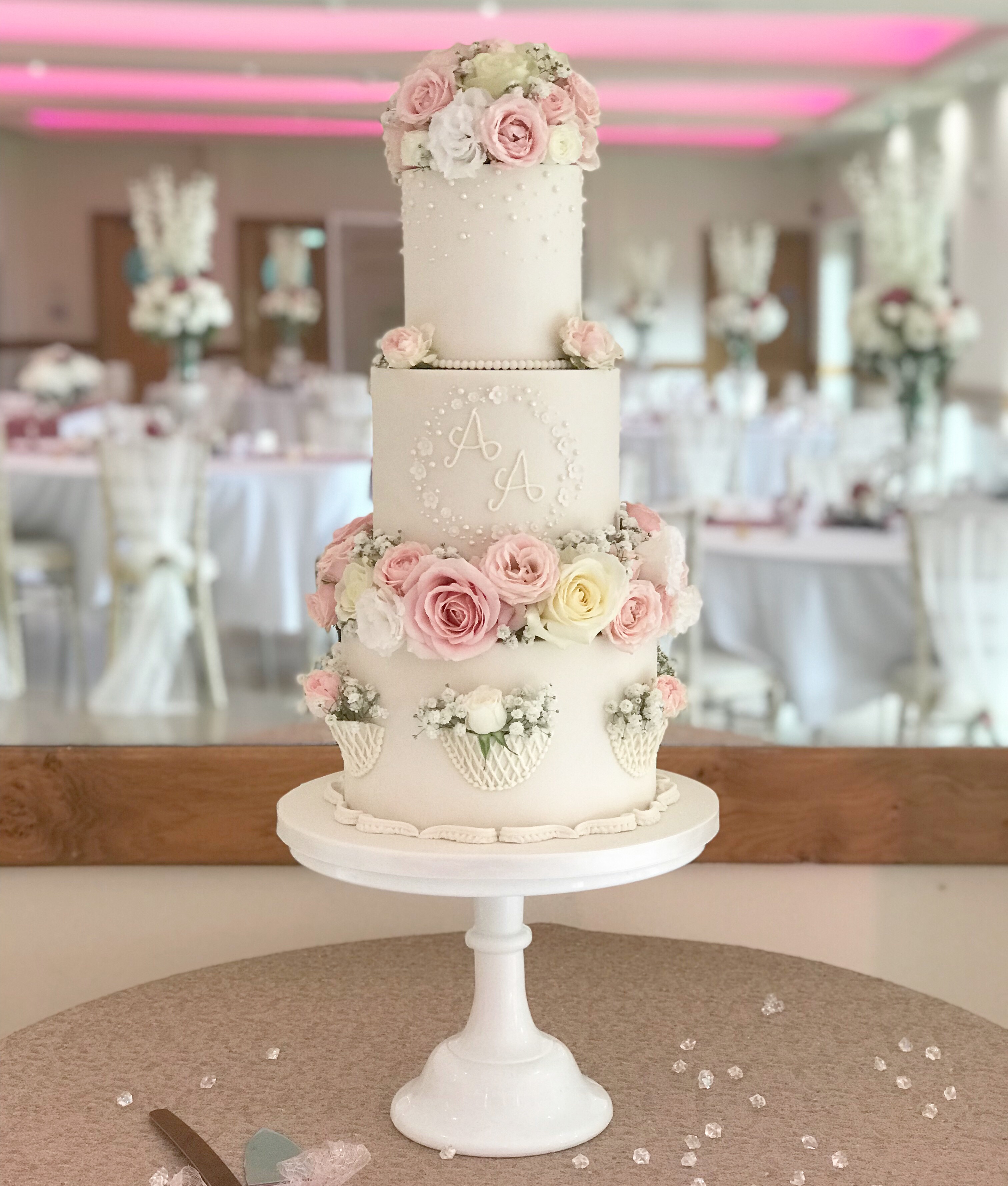 Canada Lodge and Lake, Cardiff, Traditional wedding cake with real flowers